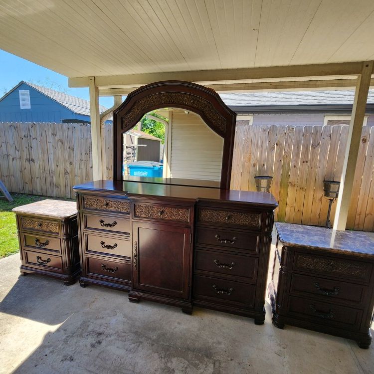 Dresser & Nightstand Set