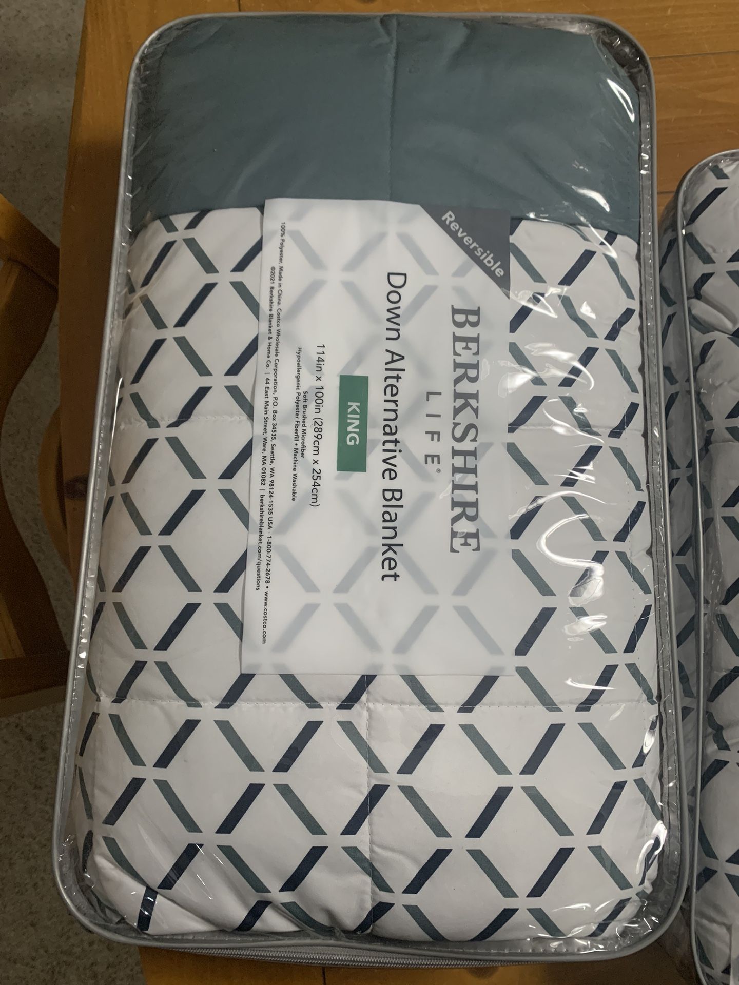 New Down Alternative Blanket White/green And Grey King Or Queen