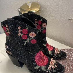 Cute Flower Boots 7 1/2