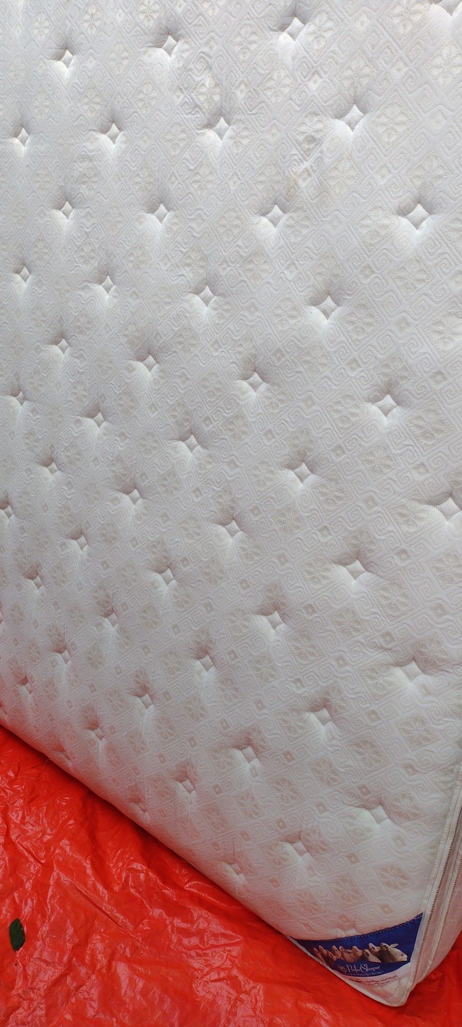 Floor Model Serta Perfect Sleep Matttess Kingsize 