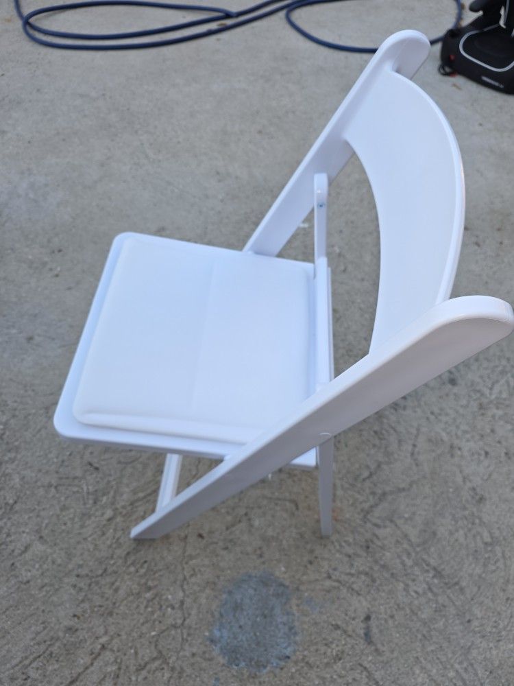 Sillas Nuevas de Recina  $20 Cada Una.