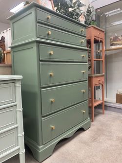 Vintage six drawer dresser