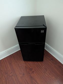 RCA 2-Door Refrigerator/Freezer 3.2 Cu Ft