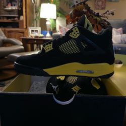 BRAND NEW Air Jordan 4 “Yellow Thunder” Size 8m