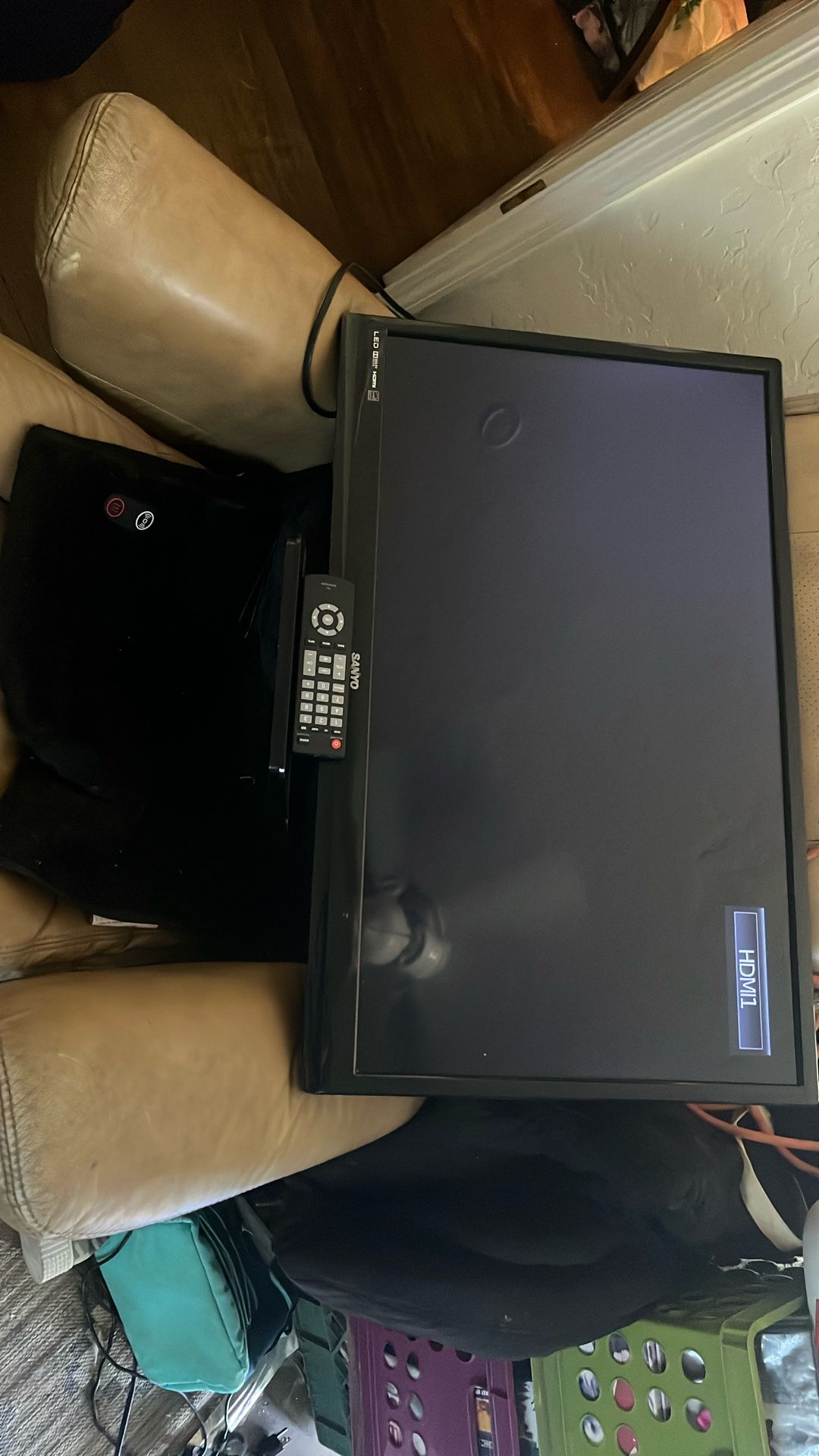 32 Inch Sanyo TV works very good. No problems come with the remote control.