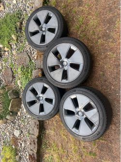 Tesla model 3 wheels and tires