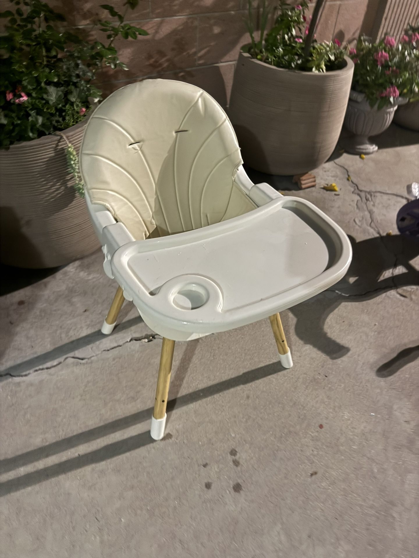 FREE high Chairs Pick Up In Huntington park