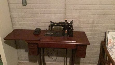 1929 Singer Sewing Machine With Cabinet