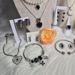 Beautiful vintage jewelry Prices are On the description. 25$