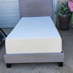 **Beatiful Upholtered Twin Bed**