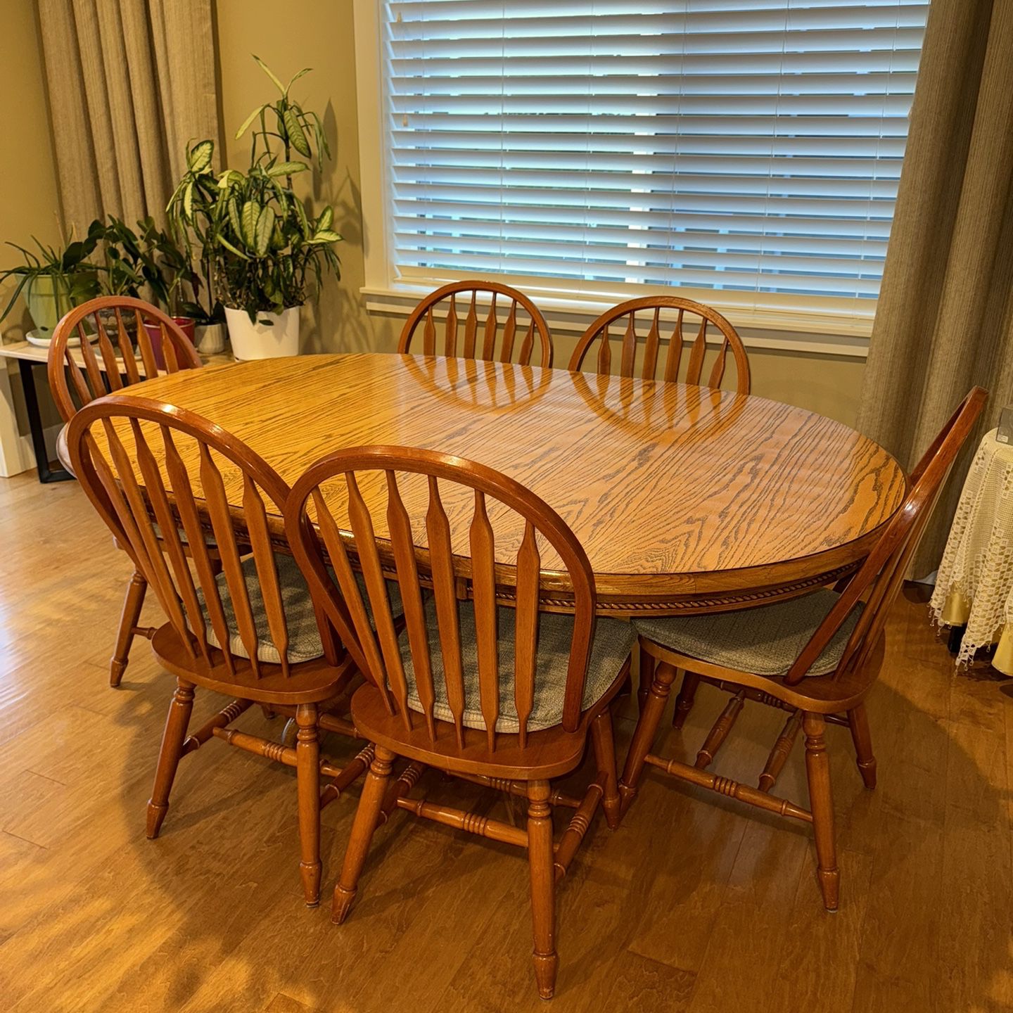 Oval Solid Wood Dining Table With Expanding Leaf & 6 Chairs