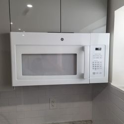 Microwave over-the-range microwave combines a microwave oven with a range hood General electric GL Only 1 Year Old!