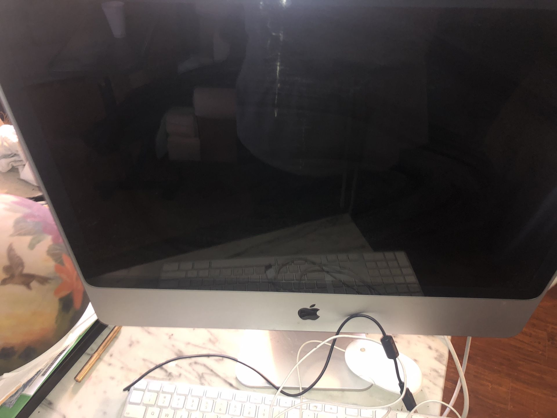 Apple monitor with keyboard