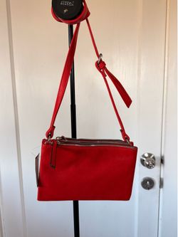 Nine West rojo cuenta con tres compartimentos y herrajes plateados