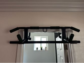 Doorway pull up bar