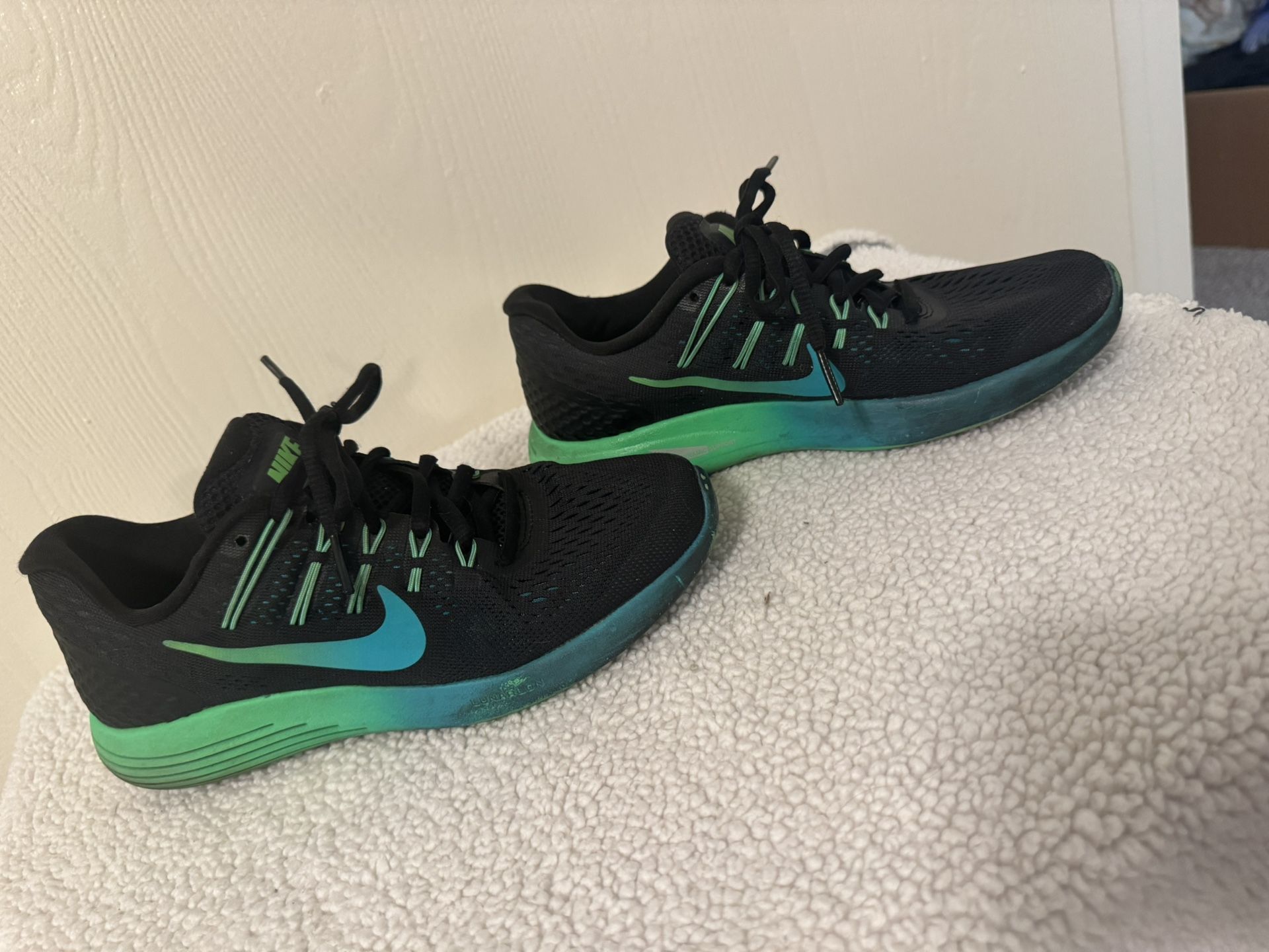 Women’s Nike Running Shoes Size 6