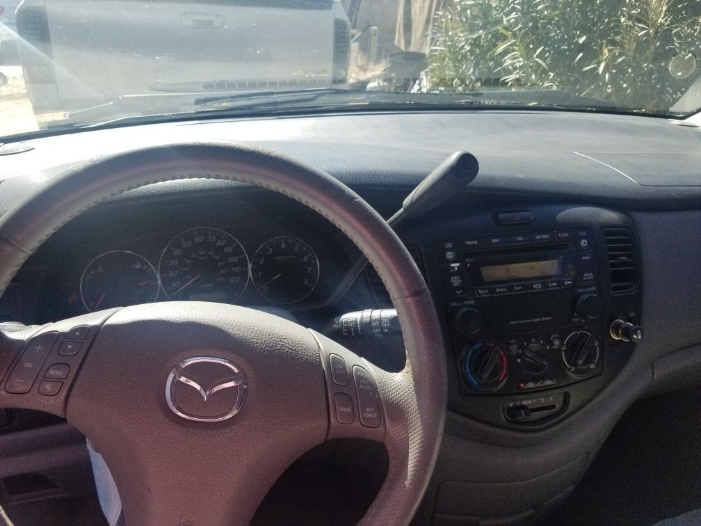 2004 Mazda MPV