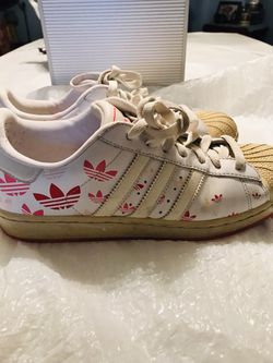 Size 10 Adidas not sure if men or women, it’s whoever likes them