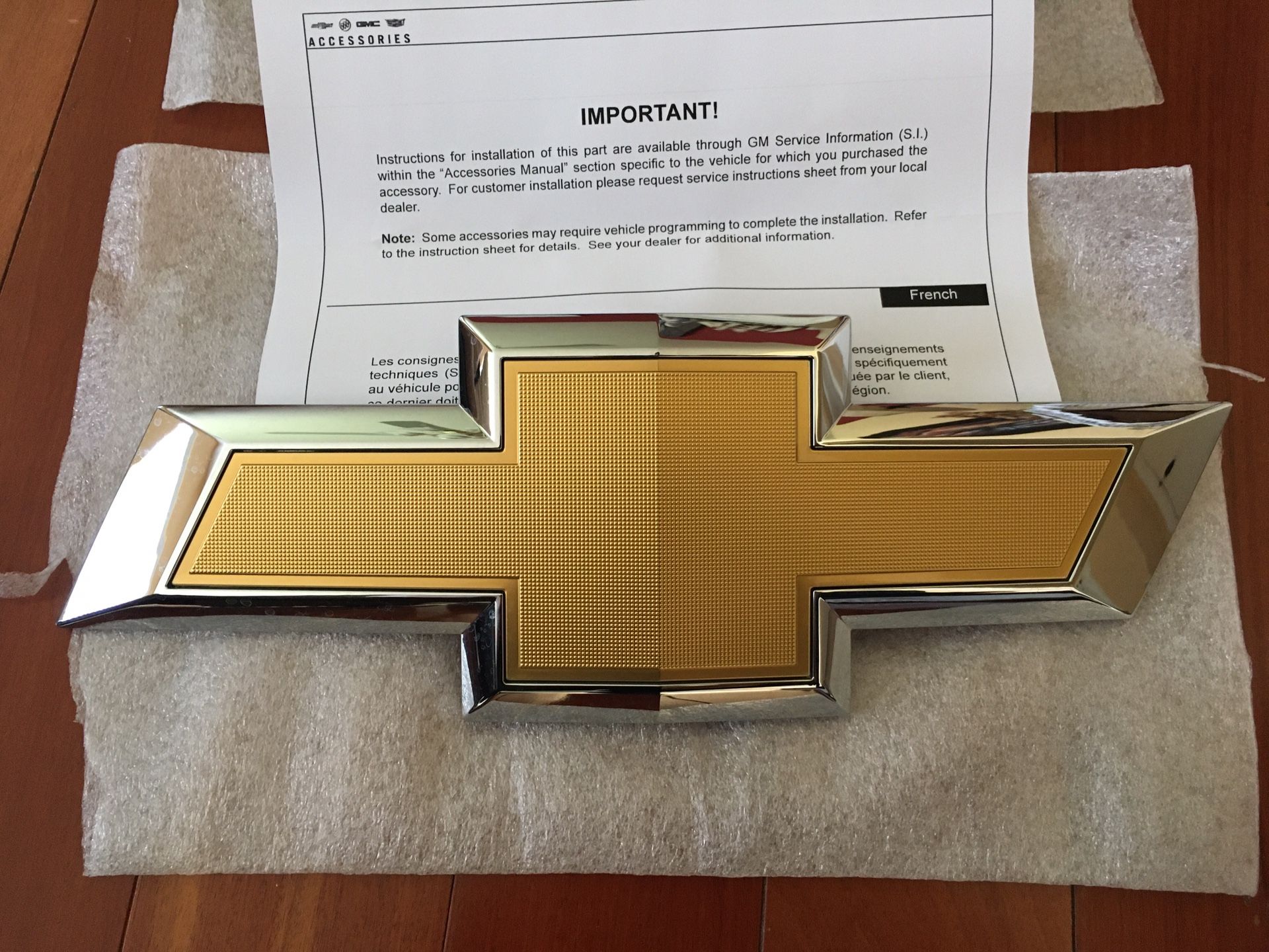 CHEVY Silverado Front bowtie (OEM Parts) brand new!!