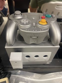 Nintendo GameCube + Wavebird Wireless Controller + Resident Evil Zero !