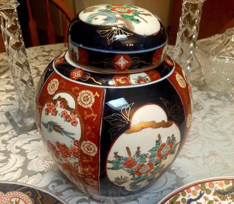 Exquisite Japanese Hand Painted Gold Imari Ginger Jar