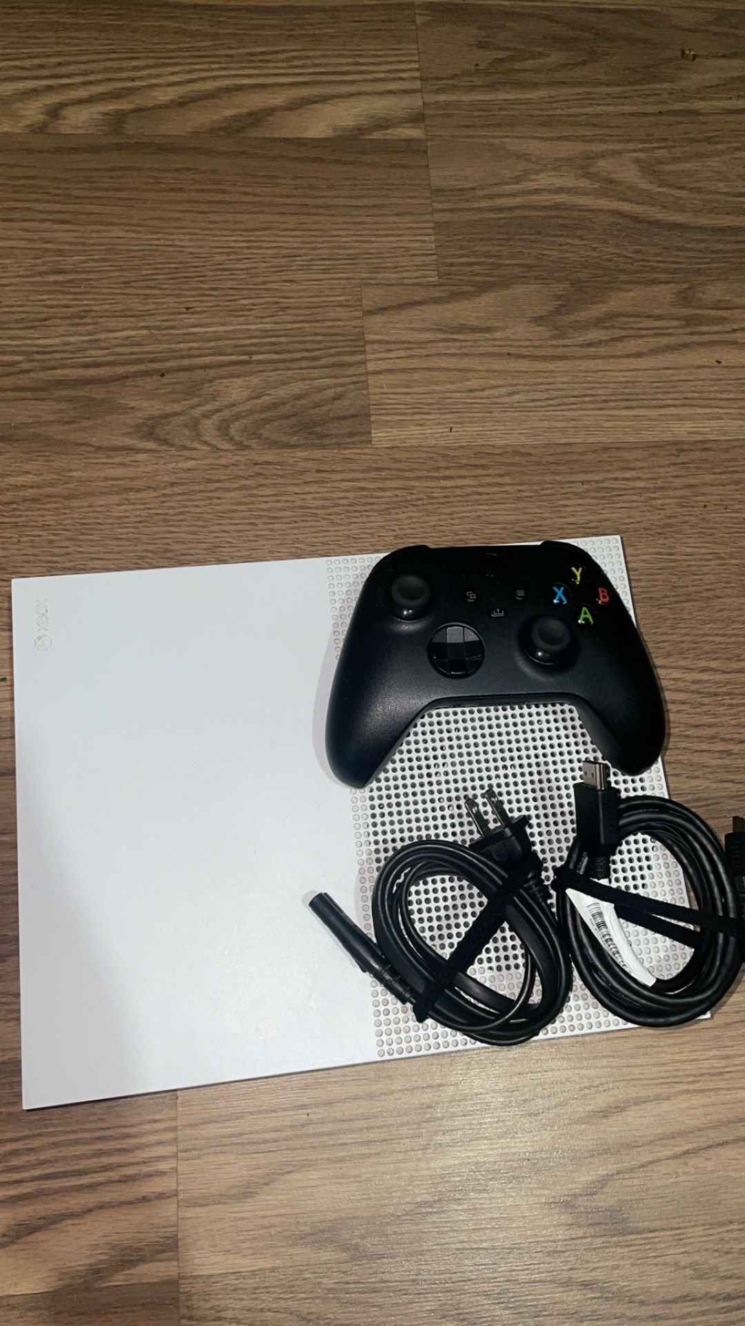 Xbox 1 100$ With Cables Controller 4 Games And Fresh New Batteries