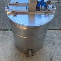 Honey extractor