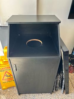 Resturant trash can asking price $150 used payed $325 new pick up only in great condition no cracks