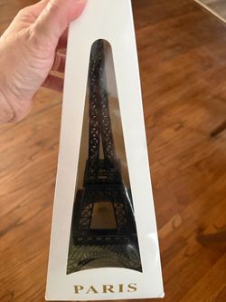Black metal Eiffel Tower decor