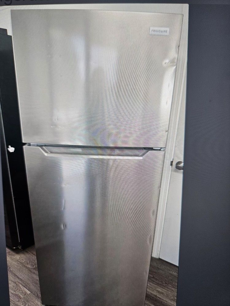 Frigidaire 28" Refrigerator FFHT1822UV