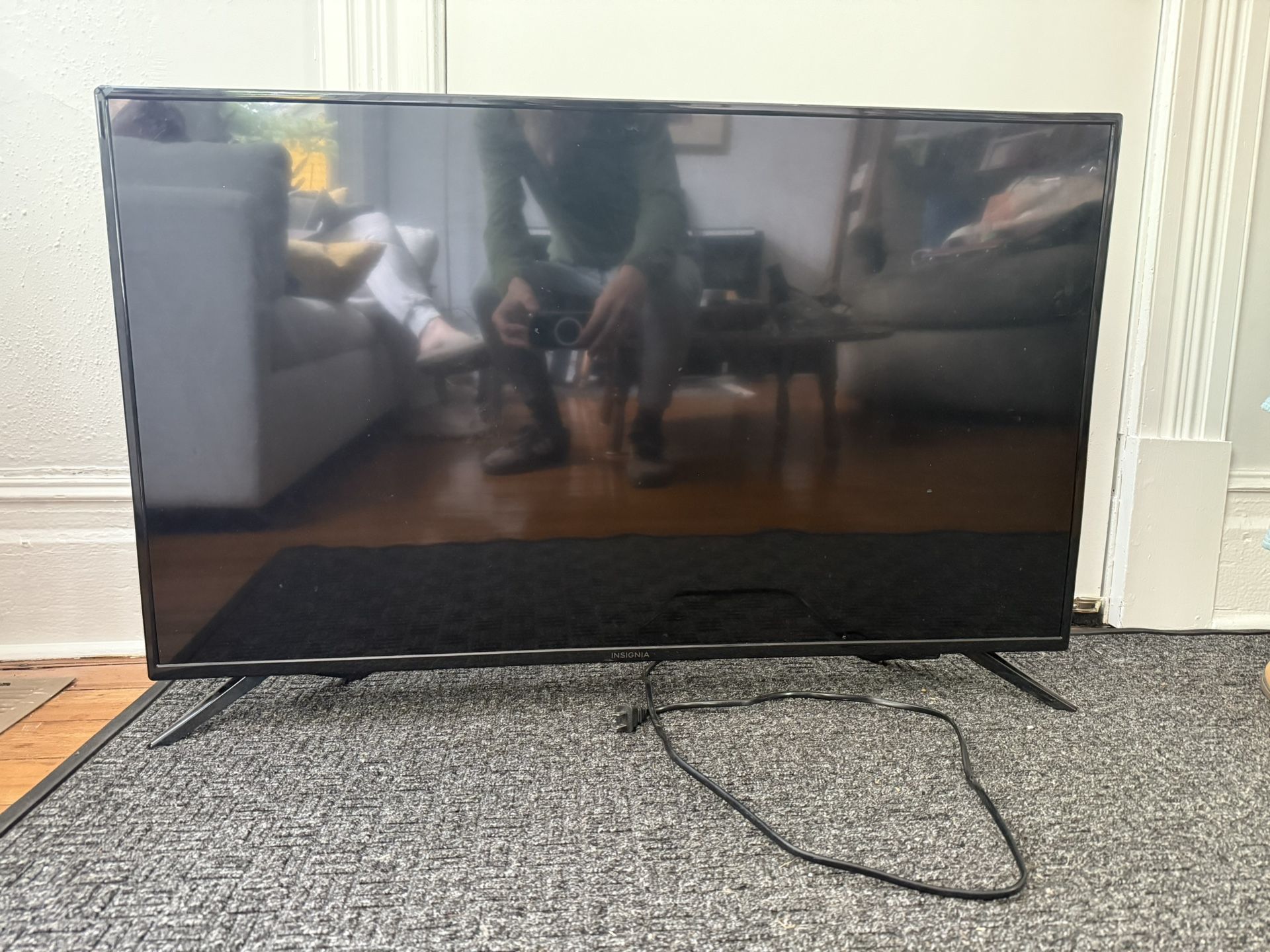Insignia, 42” TV
