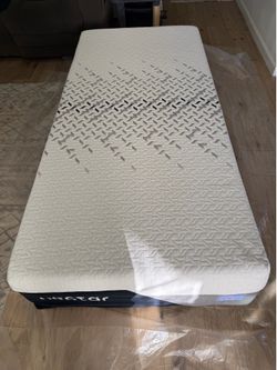 Like New Nectar Luxe Memory Foam Twin XL Mattreds