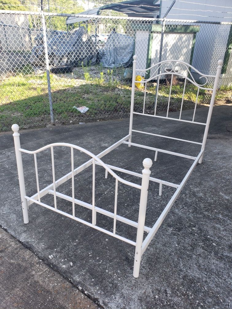 WHITE TWIN BED FRAME & BOX SPRING for Sale in Houston, TX OfferUp