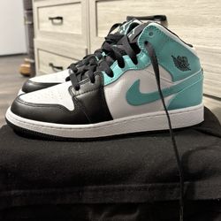 Jordan 1 Boys 6 / Wmns 7.5