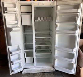 Fridge With Ice/Water Maker