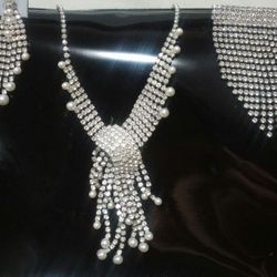 Finisima y elegante juego de gargantilla aretes y prendedor