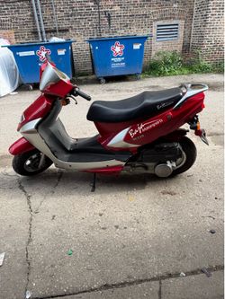 Vendo por motivo de viaje Moto scooters año 2008 en buenas condiciones, $400 obo