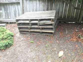 FREE 4 wood pallets