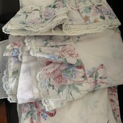 Brand New, Open Box, Twin Size Blankets Set. $10
