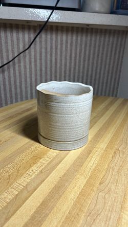 Small ceramic plant pot 5”, with built-in drainage bottom