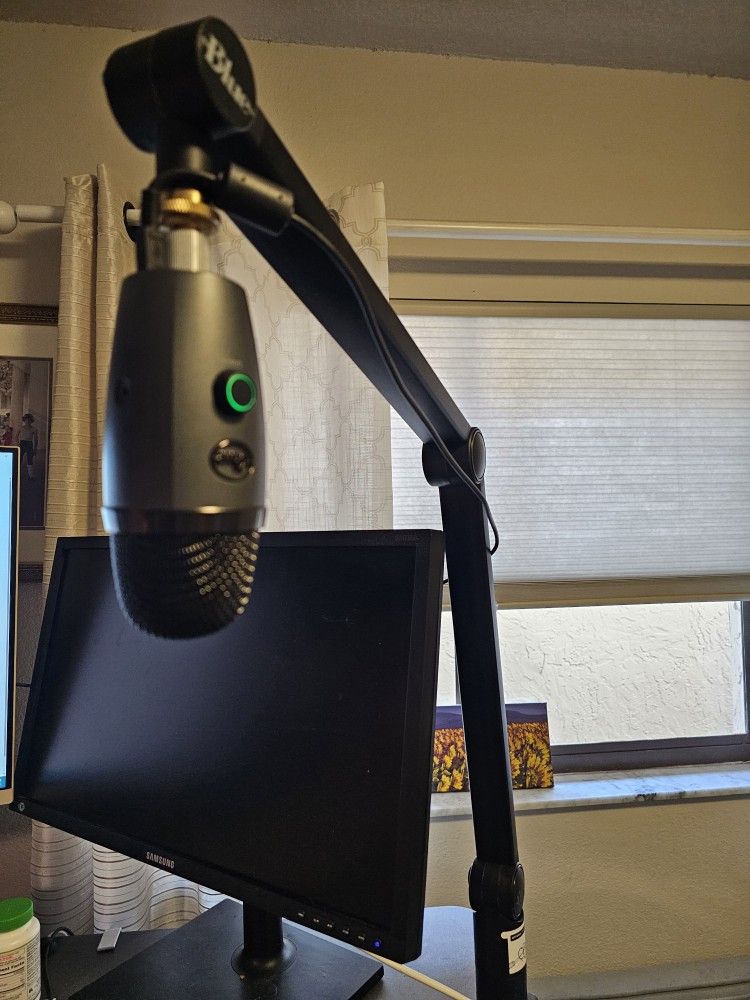 Blue YETI nano Microphone And Boom Holder