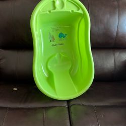 Baby Bathtub and towels