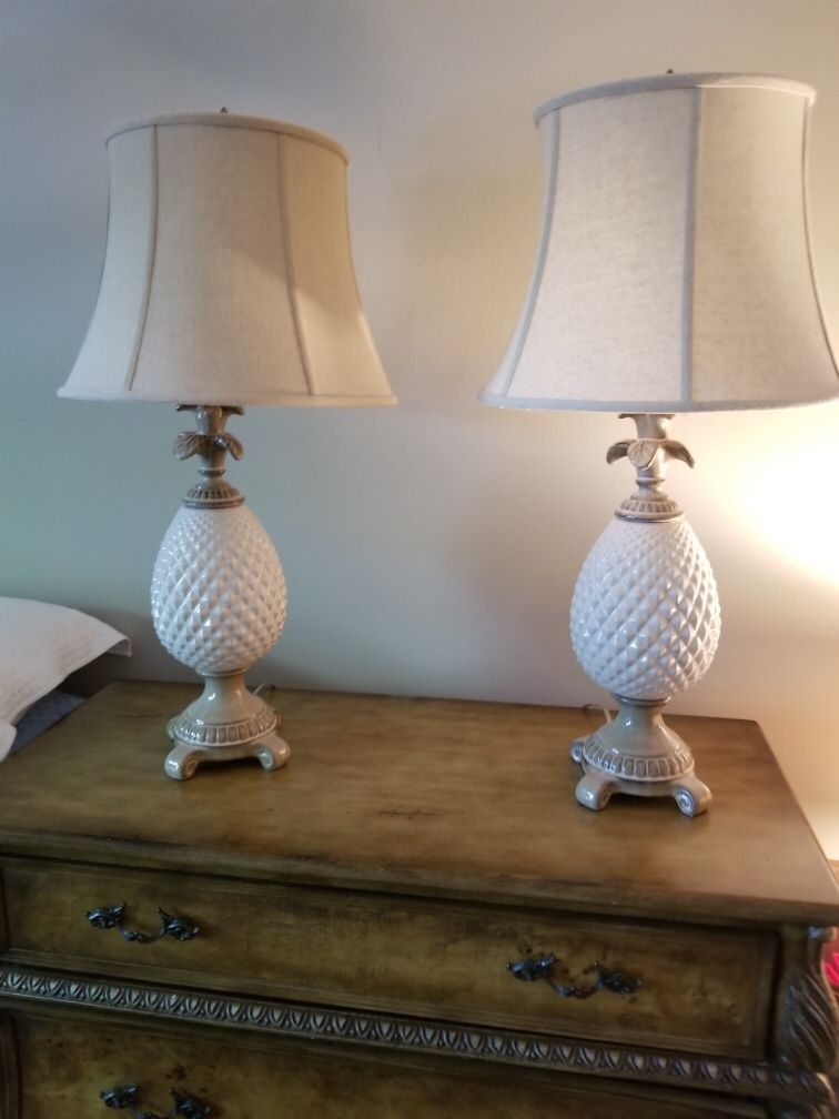 Pair(2) of Pier 1 Pineapple  Table Lamps 