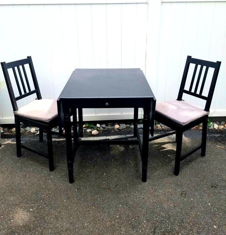 Table and 2 chairs 