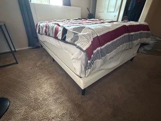 Like new: Full Queen Bed Set