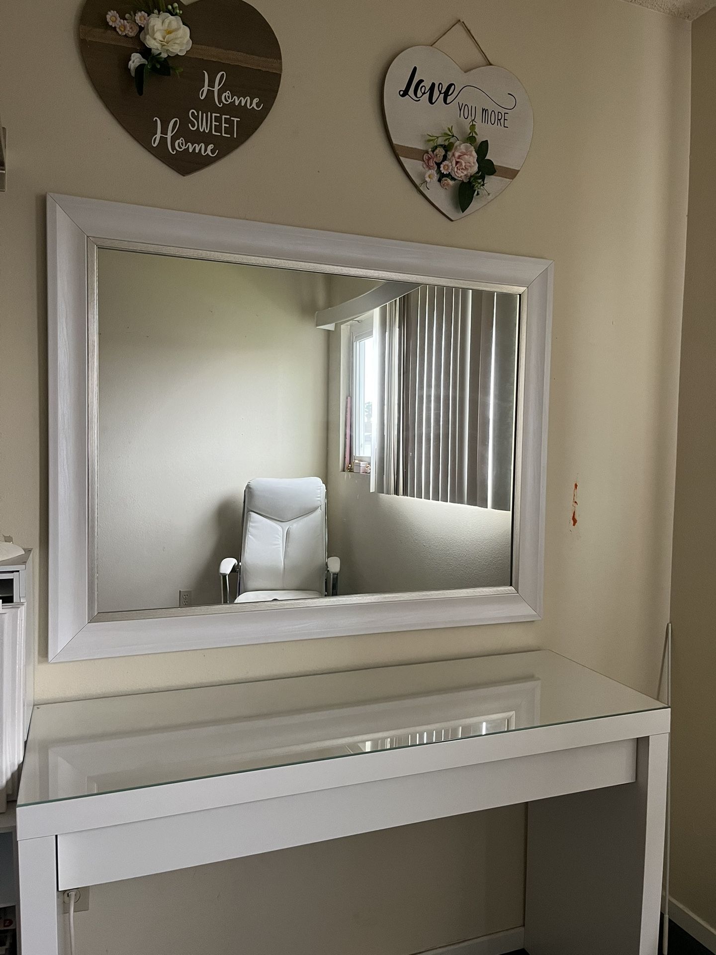 Beautiful Makeup Desk And Mirror Vanity Set