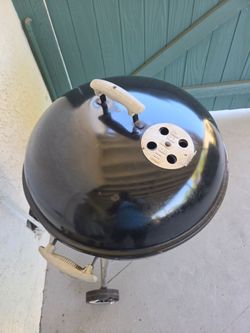 BBQ GIRL BY Weber charcoal grill in very good condition 22" pick up in the city of La Mirada