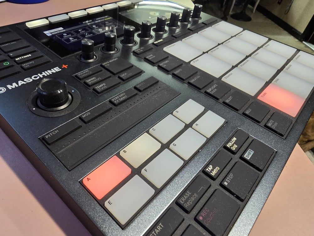 ( Near MINT) Maschine+ Plus Audio Interface w/MIDI and USB Ports