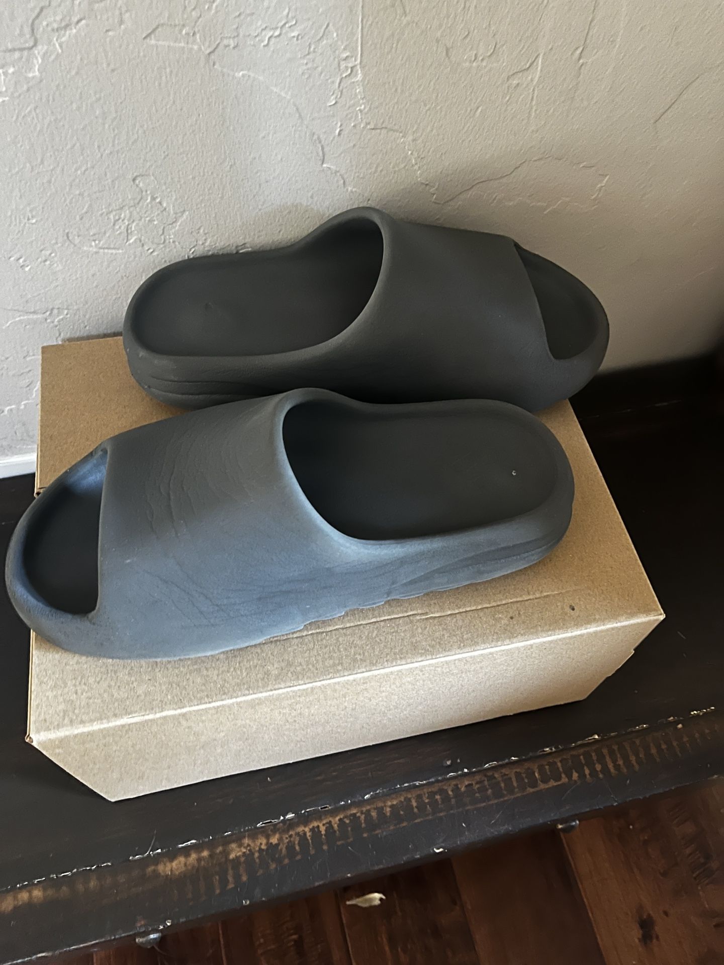 Yeezy Slides Like New