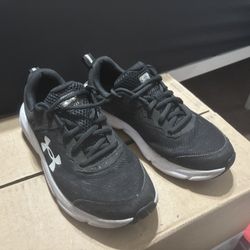 UNDER ARMOUR  Size 7 Youth